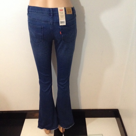 Levis Design Knee Flare Leg. Last 1 - Picture 5 of 6